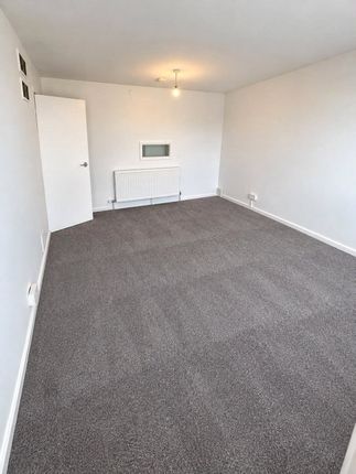 FLAT 32, 25, MELBOURNE HOUSE, HAYES photo 2