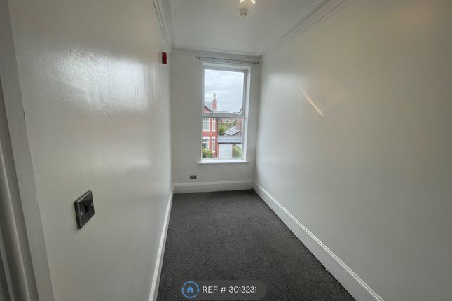 Flat   Kenwood Road, Stretford, Manchester photo 5