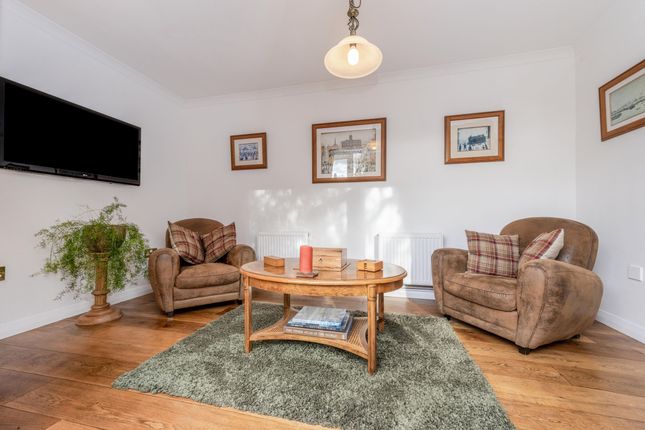 Summer-Snug Room1