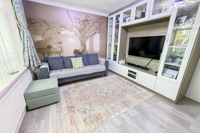 12 Oxhey Drive, Watford photo 2