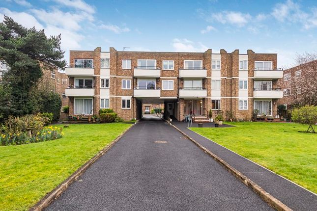 Flat for sale in Glenwood Court, The Park, Sidcup