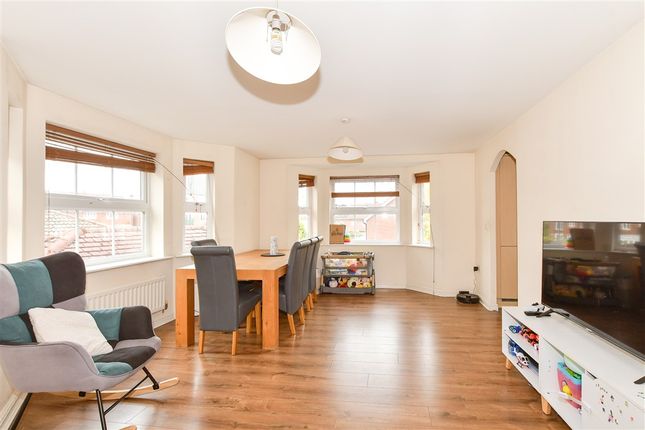 Lucas Close Maidenbower, Crawley photo 4