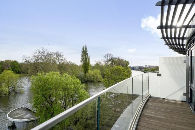 Flat to rent in Kew Bridge Road, Brentford