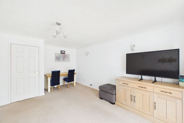 36, Moorland Close, Locks Heath, Southampton photo 4