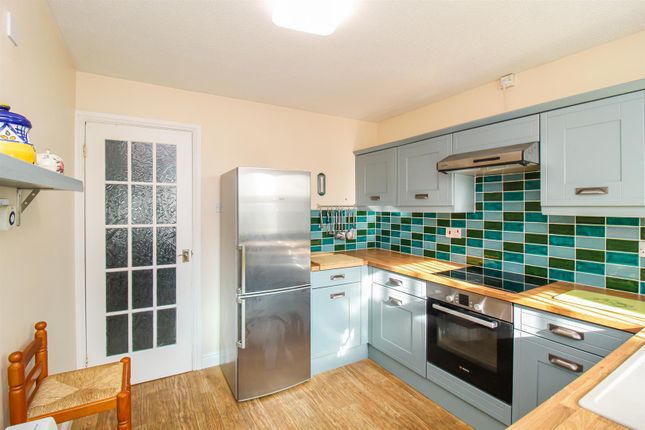 4, Holly Court, Wakefield photo 3