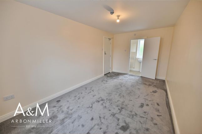 Room to rent in Basildon Avenue, Ilford