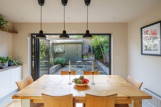 52 Roslyn Road, London photo 4