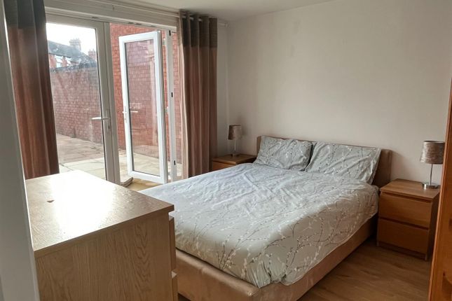 Room to rent in Irthlingborough Road, Finedon, Wellingborough