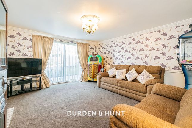 227 Fencepiece Road, Chigwell photo 2
