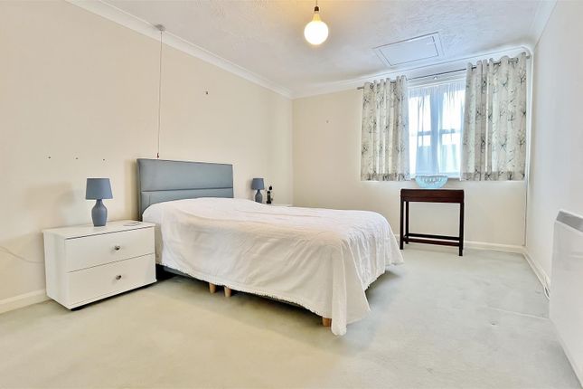 Flat 31, Hammond Court, Connaught Avenue, Frinton-on-Sea photo 4