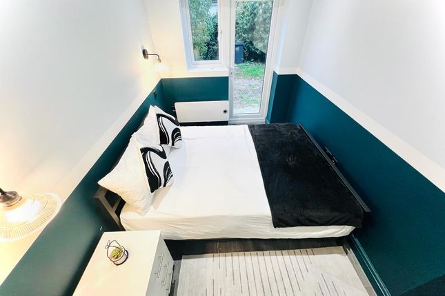 Room to rent in Downton Avenue, London