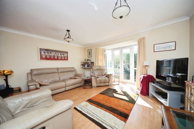 53, Staines Square, Dunstable photo 4