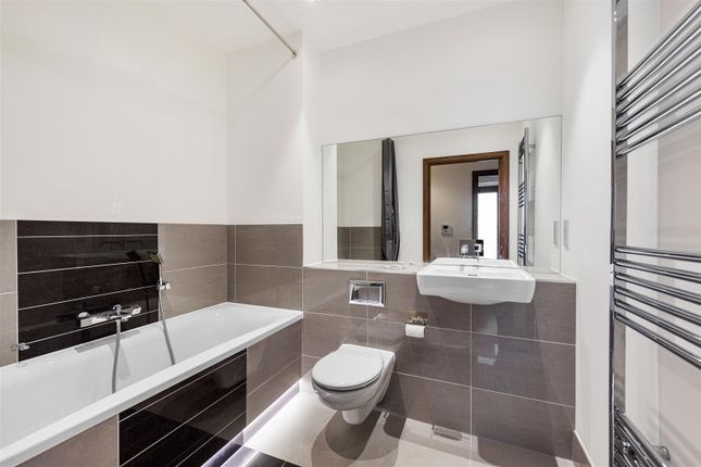 Flat for sale in High Street, Stratford