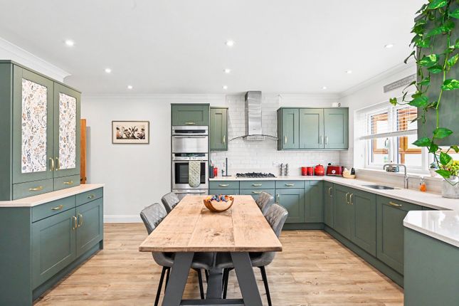 21 Marroway, Weston Turville, Buckinghamshire photo 4