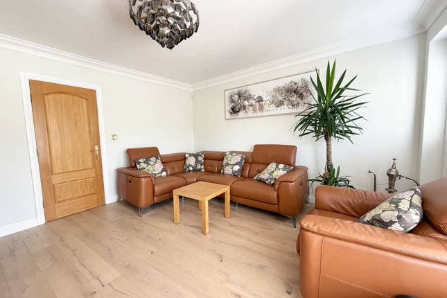 6 Huntington Crescent, LEEDS photo 4