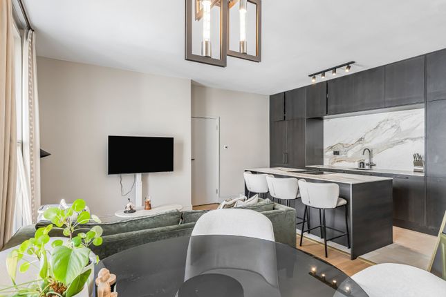 Flat 47, 50, Kensington Gardens Square, London photo 2