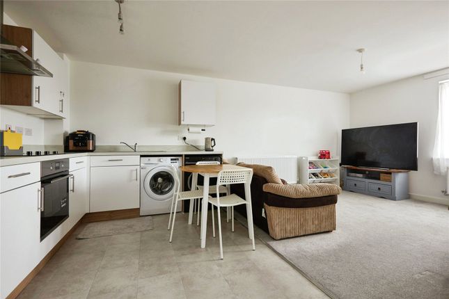 11, Preston Crescent, Wiltshire photo 3