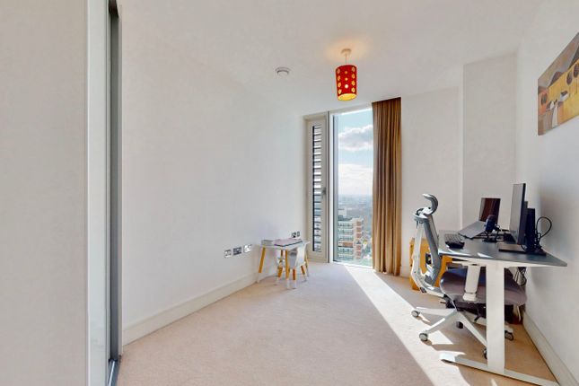 Flat for sale in Surrey Quays Rd, Canada Water, London