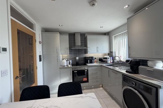 34, Wakefield Road, Stalybridge photo 3