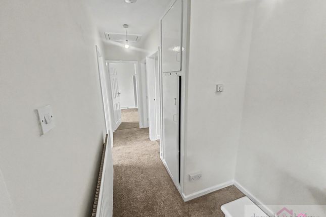 28 Queens Drive, Leek photo 3