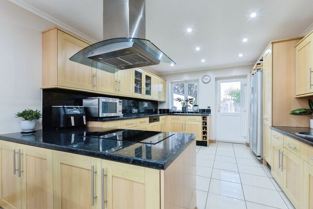 3, Stapleford Avenue, Ferndown photo 4