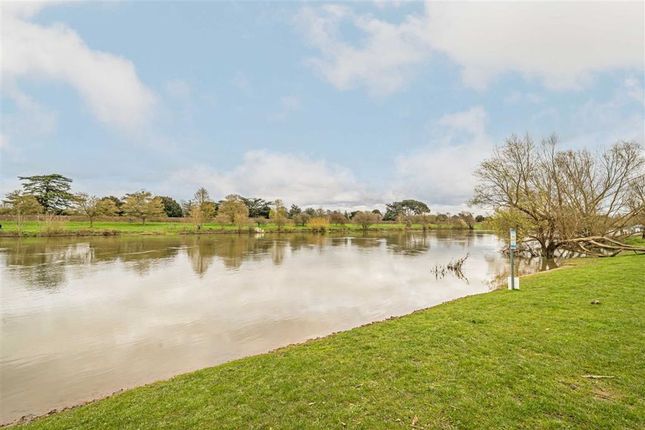 Thumbnail Property for sale in Aragon Avenue, Thames Ditton