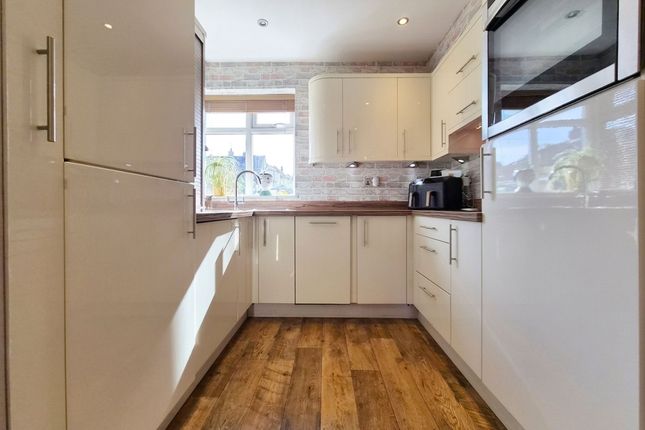 29 Harewood Avenue, Scarborough photo 2
