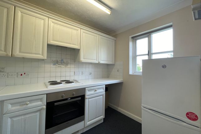 Flat to rent in The Beeches, Woodhead Drive, Cambridge