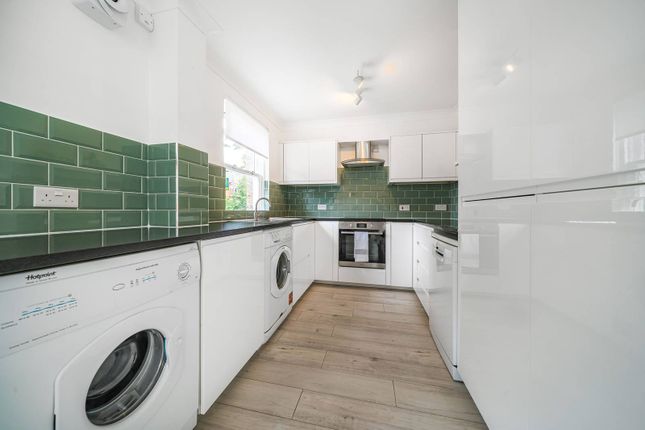Flat to rent in Trinity Road, Wandsworth, London