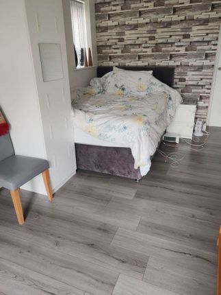 3-bed semi-detached on Sgt Mark Stansfield Way, Hyde, £650/mo