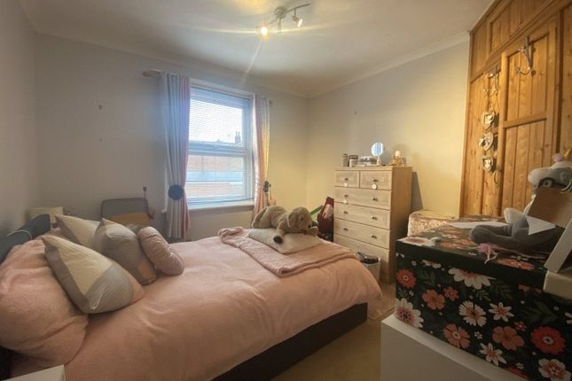 Thumbnail Maisonette to rent in London Road, Redhill, Surrey