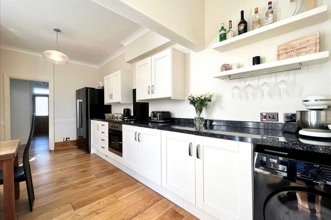 Flat for sale in Chalkwell Park Drive, Leigh-On-Sea