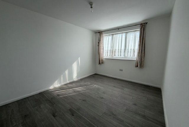 100, Luton photo 4