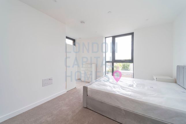 Flat to rent in Apartment In Willowbrook House, Woodberry Down, London