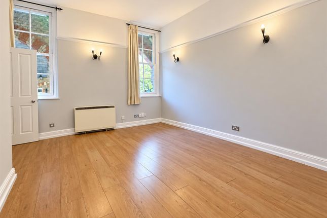 Keele Close, Watford photo 3