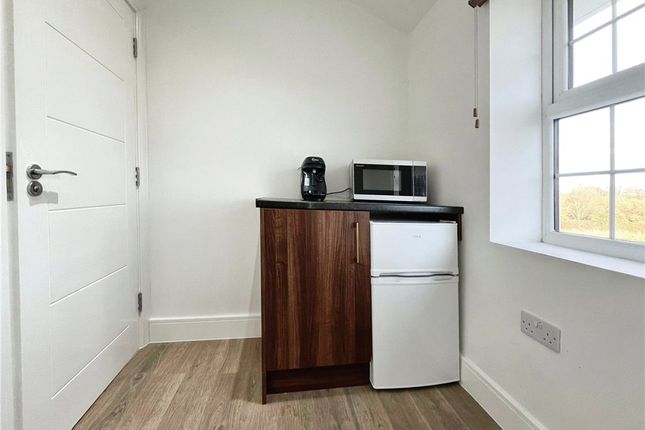 Room 5, 24, Kestrel Avenue, Surrey photo 4