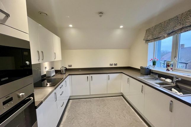 27 Beech Grove, Hammond Way, Yateley photo 2