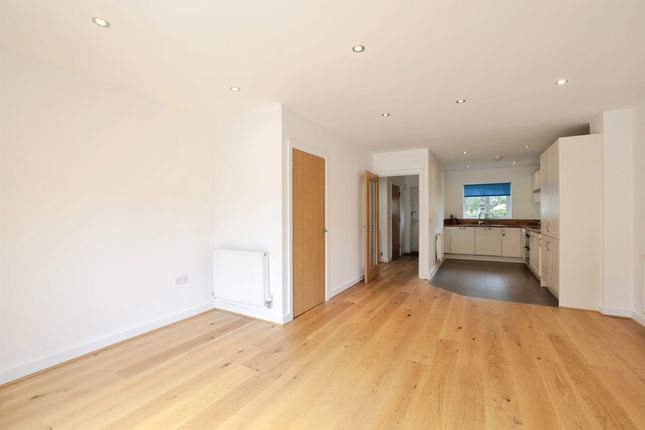 58, Chequers Avenue, High Wycombe photo 3
