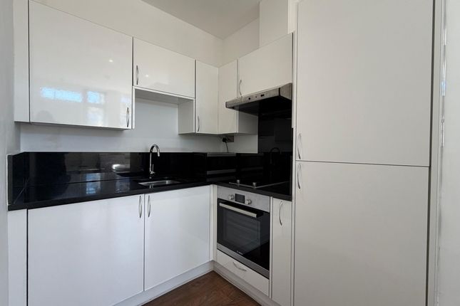 Flat 4, London Road, North Cheam photo 2