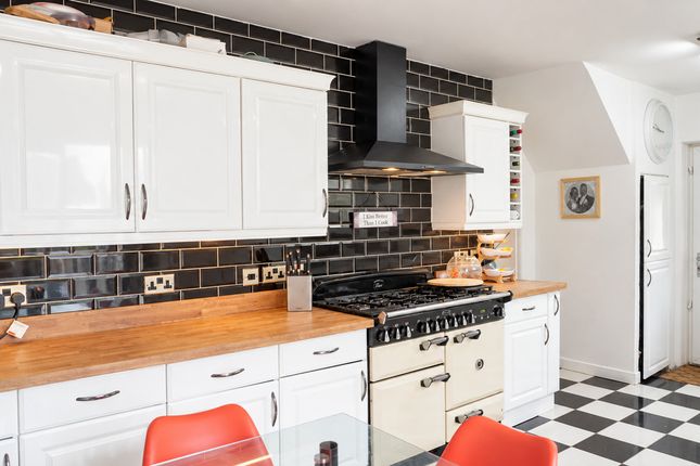 24, Leas Dale, London photo 2