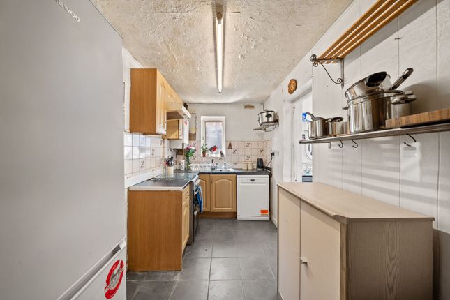 37 Courtney Crescent, Carshalton photo 4