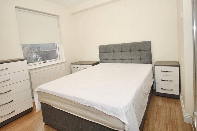 Thumbnail Room to rent in Plover Way, London