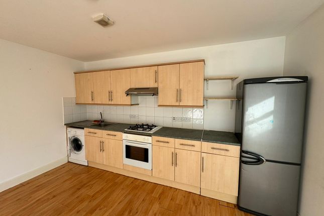 Flat to rent in Uplands Close, London