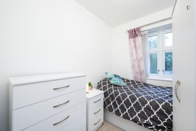 Room to rent in Emerald Square, London