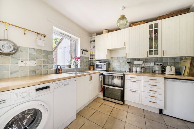 34, Windrush Close, Guildford photo 4