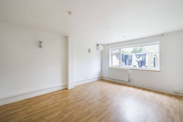 Studio flat on Boston Manor Road, Brentford, £230,000