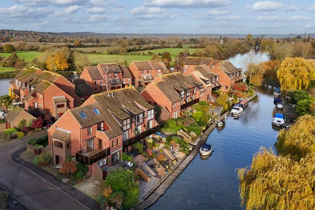 Flat for sale in Temple Mill Island, Marlow