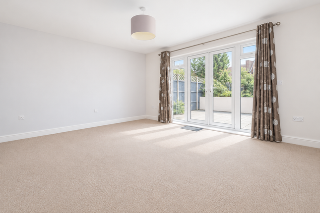Fairwater Drive, Shepperton photo 2