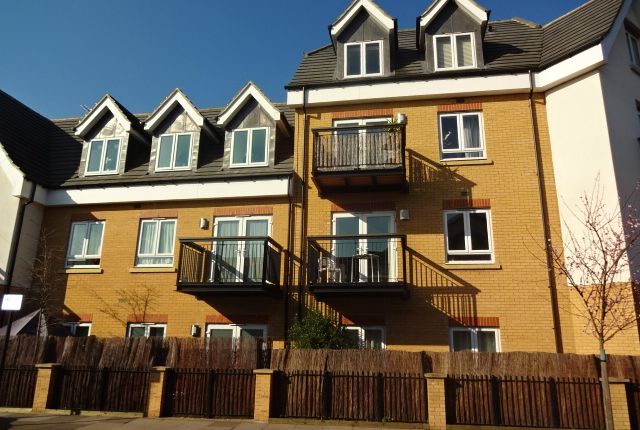 Flat for sale in Featherstone Court, Featherstone Road, Southall, Middlesex