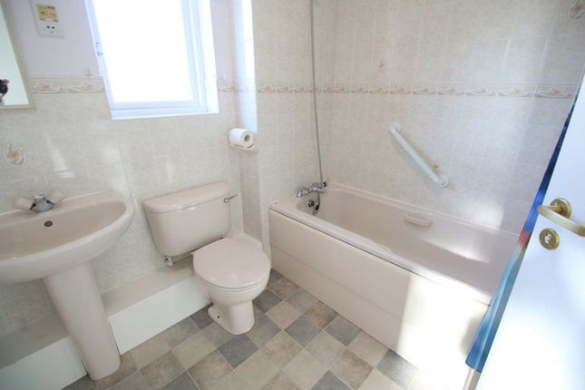 8, Banklands Court, Darlington photo 5